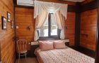 Спальня в доме на 12 человек с двуспальной кроватью